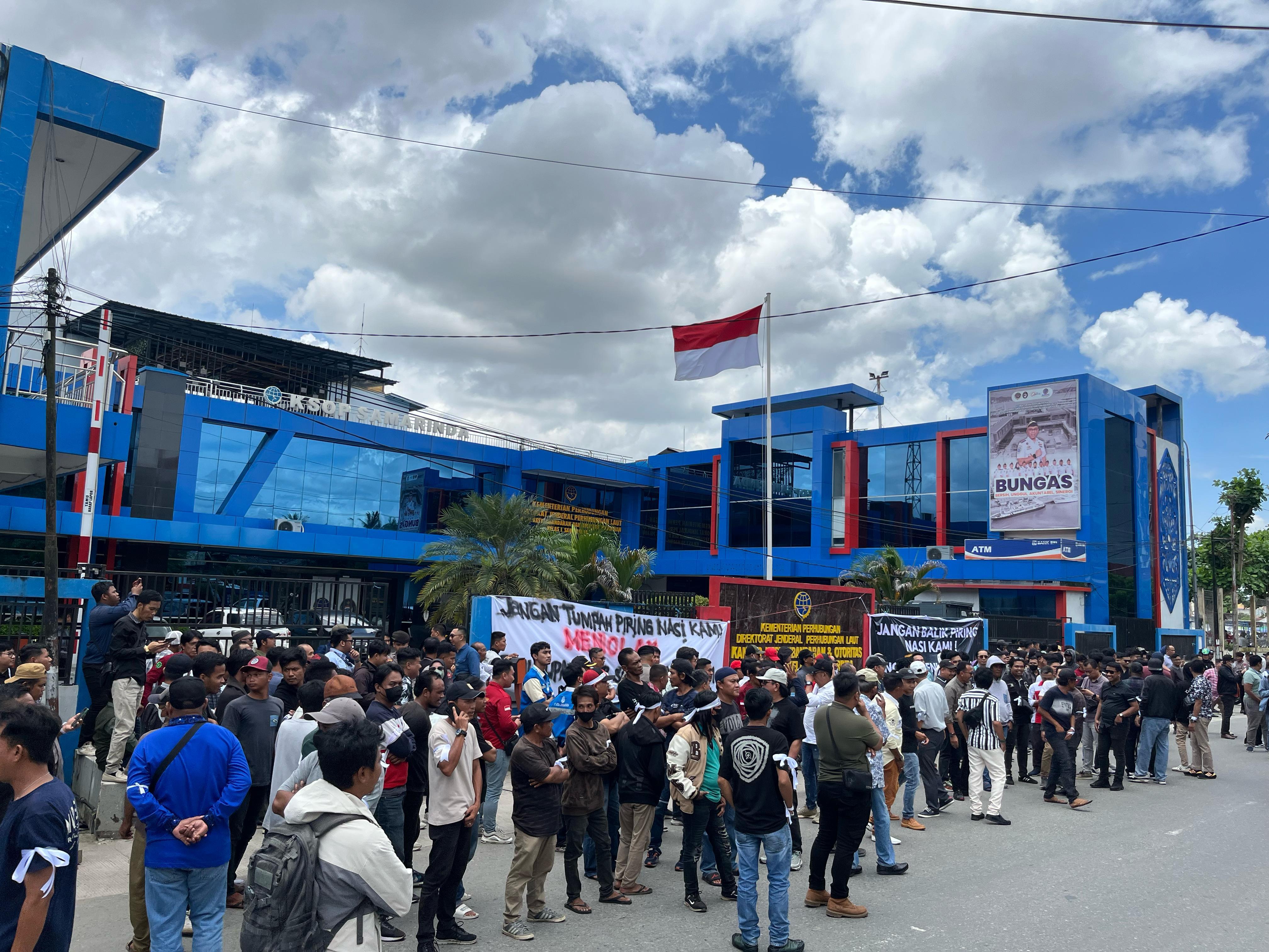 Ratusan Massa AMPM Tolak Penutupan Jalur Pelayaran Sungai Mahakam Samarinda
